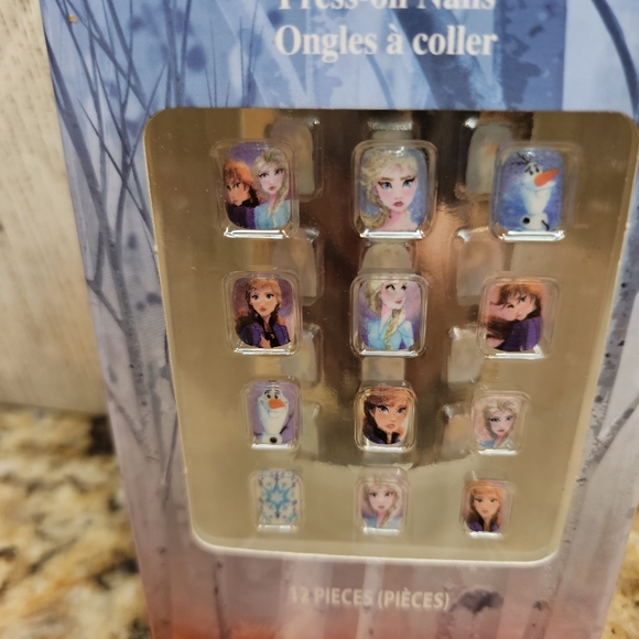 Disney Frozen II Press-on Nails 12 Piece Set Brand New Childrens Size Age 6+ - Picture 8 of 8